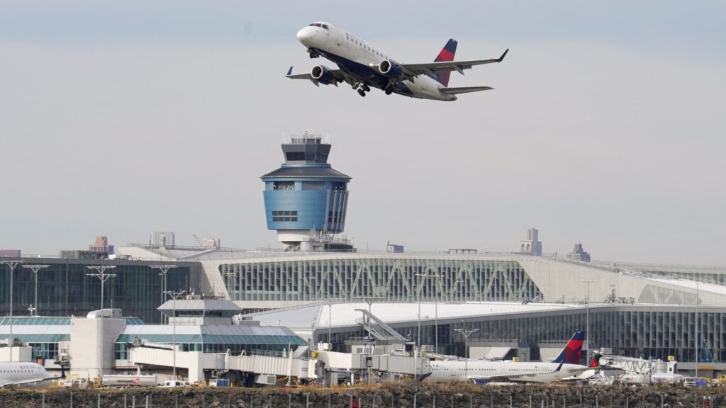 Air Traffic Controllers With Perfect Attendance During Shutdown Get $10,000 Bonuses