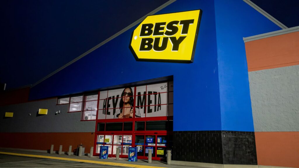 Best Buy Hikes Sales Forecast as Shoppers Upgrade Tech, Splurge on Devices